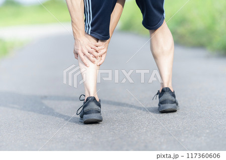 足が攣る 痙攣 こむら返り ボディパーツ パーツ 足が攣る 痙攣 こむら返り ボディパーツ パーツ 117360606