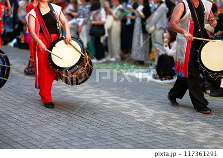 よさこいで和太鼓を叩く 117361291