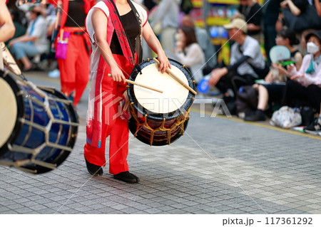 よさこいで和太鼓を叩く 117361292