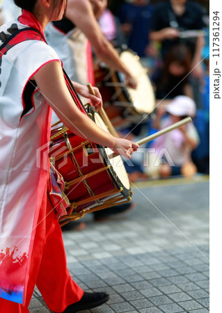 よさこいで和太鼓を叩く 117361294