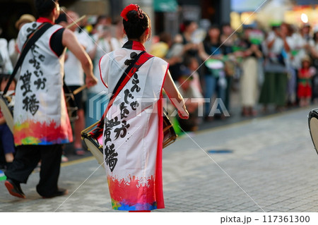 よさこいで和太鼓を叩く 117361300