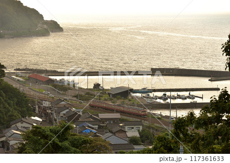 日本海をバックに走るえちごトキめき鉄道413系急行4号 日本海をバックに走るえちごトキめき鉄道413系急行4号 117361633