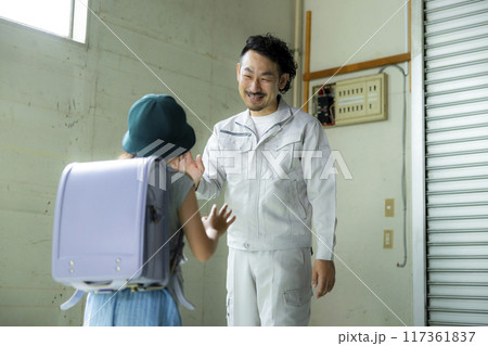 小学生の娘と話す作業着のパパ 小学生の娘と話す作業着のパパ 117361837