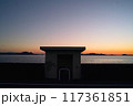 瀬戸内海の夕焼けと誰もいないバス停 117361851