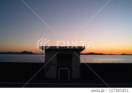 瀬戸内海の夕焼けと誰もいないバス停 117361851