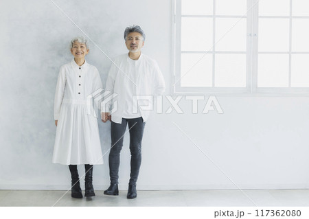 グレイヘアのカップル 117362080