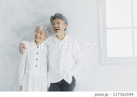 グレイヘアのカップル 117362094
