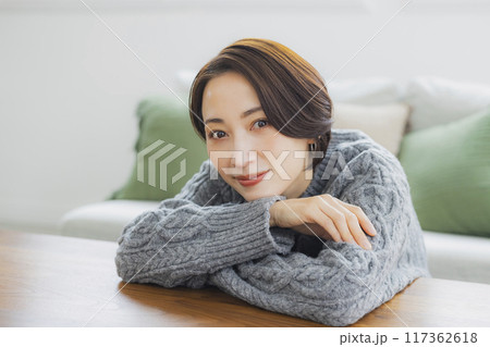 部屋でリラックスするニットの女性 部屋でリラックスするニットの女性 117362618