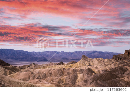 Zabriskie point, death valley, california, usa 117363602