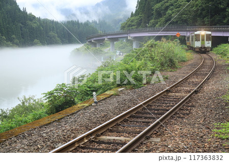 霧の中を走るローカル線　早戸駅 117363832