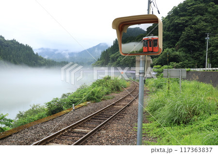 霧の中を走るローカル線　早戸駅 117363837