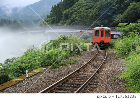 霧の中を走るローカル線　早戸駅 117363838