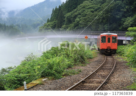 霧の中を走るローカル線 早戸駅 霧の中を走るローカル線 早戸駅 117363839
