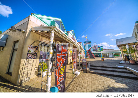 日本の千葉都市景観 千葉県千葉市緑区の土気駅前のショッピングモーなどを望む 日本の千葉都市景観 千葉県千葉市緑区の土気駅前のショッピングモーなどを望む 117363847