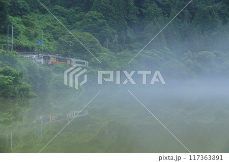 霧の中を走る只見線　早戸駅 117363891