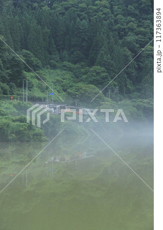 霧の中を走る只見線　早戸駅 117363894