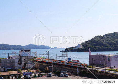 鳥羽城跡 城山公園から見下ろす鳥羽湾と近鉄志摩線の電車 117364034