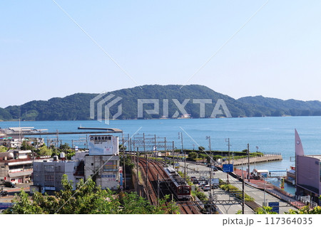 鳥羽城跡 城山公園から見下ろす鳥羽湾と近鉄志摩線の電車 117364035