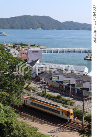 鳥羽城跡 城山公園から見下ろす鳥羽湾と近鉄志摩線の電車 鳥羽城跡 城山公園から見下ろす鳥羽湾と近鉄志摩線の電車 117364037
