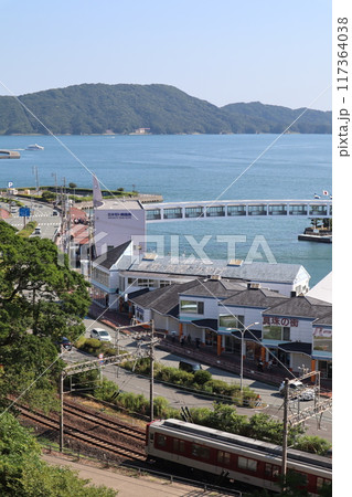 鳥羽城跡 城山公園から見下ろす鳥羽湾と近鉄志摩線の電車 117364038