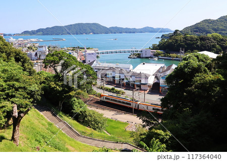 鳥羽城跡 城山公園から見下ろす鳥羽湾と近鉄志摩線の電車 鳥羽城跡 城山公園から見下ろす鳥羽湾と近鉄志摩線の電車 117364040