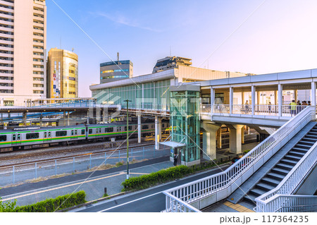 日本の藤沢都市景観 7月。東海道本線 辻堂駅や電車・オレンジ色と緑ラインの湘南色などを望む=21日 日本の藤沢都市景観 7月。東海道本線 辻堂駅や電車・オレンジ色と緑ラインの湘南色などを望む=21日 117364235