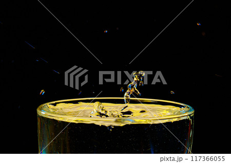 macro Beautiful drops in flight, colored drops 117366055