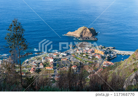Rocky coast and cliffs of Porto Moniz on Madeira Island 117368770