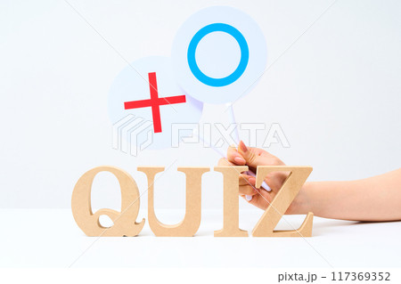 「QUIZ」と並べられたアルファベットの木製ブロックとマルバツの回答札 「QUIZ」と並べられたアルファベットの木製ブロックとマルバツの回答札 117369352