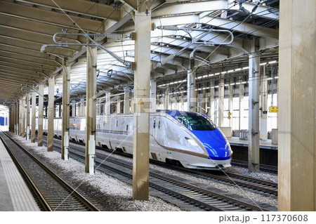 越後湯沢駅を高速で通過するE7系新幹線 117370608