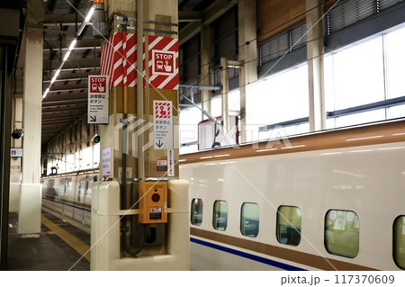 新幹線ホームの列車非常停止ボタンとサイン 117370609
