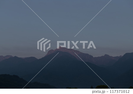 北杜市白州町、南アルプス甲斐駒ケ岳が朝日に染まり赤くなる 北杜市白州町、南アルプス甲斐駒ケ岳が朝日に染まり赤くなる 117371012