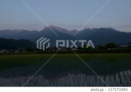 北杜市白州町、田植えの済んだ田んぼに朝焼けの南アルプス甲斐駒ケ岳が姿を落とす 北杜市白州町、田植えの済んだ田んぼに朝焼けの南アルプス甲斐駒ケ岳が姿を落とす 117371063