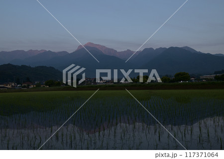 北杜市白州町、田植えの済んだ田んぼに朝焼けの南アルプス甲斐駒ケ岳が姿を落とす 北杜市白州町、田植えの済んだ田んぼに朝焼けの南アルプス甲斐駒ケ岳が姿を落とす 117371064