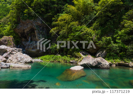 高知県仁淀川町　新緑の中津渓谷（仁淀ブルー） 117371219