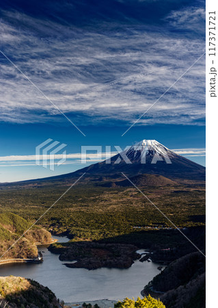 精進峠から見る夕照の富士山と精進湖 117371721