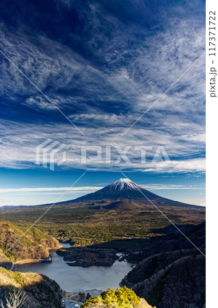 精進峠から見る夕照の富士山と精進湖 117371722