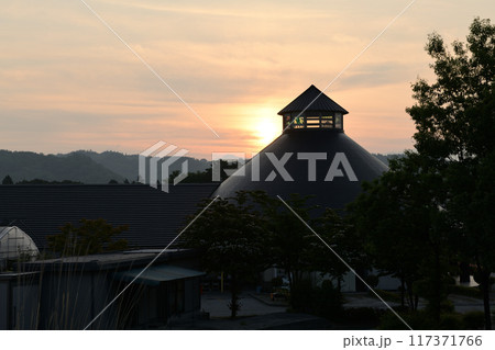 北杜市白州町、道の駅はくしゅうの三角屋根の窓に太陽の光が入る 北杜市白州町、道の駅はくしゅうの三角屋根の窓に太陽の光が入る 117371766