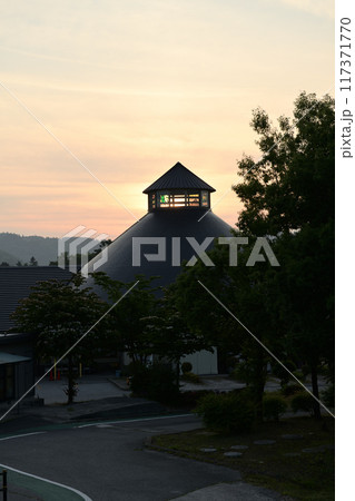 北杜市白州町、道の駅はくしゅうの三角屋根の窓に太陽の光が入る 北杜市白州町、道の駅はくしゅうの三角屋根の窓に太陽の光が入る 117371770