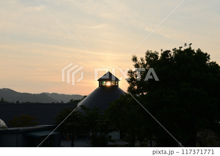 北杜市白州町、道の駅はくしゅうの三角屋根の窓に太陽の光が入る 117371771