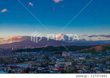 【静岡県】函南町役場から望む、富士山　夕景 117371881