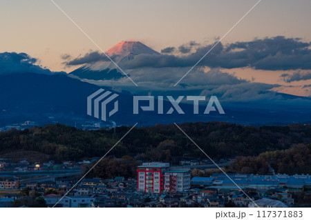 【静岡県】函南町役場から望む、富士山 夕景 【静岡県】函南町役場から望む、富士山 夕景 117371883