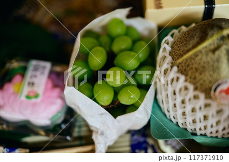 仏壇に供えられたシャインマスカット 117371910