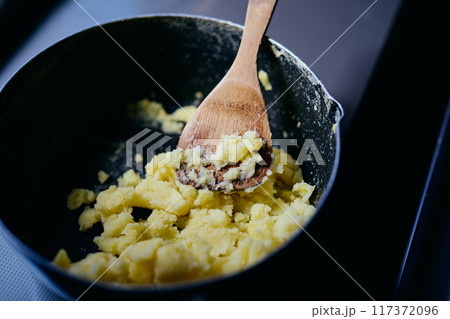 ポテトサラダ用にマッシュされたジャガイモ 117372096