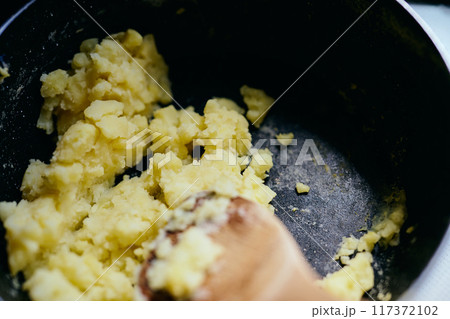 ポテトサラダ用にマッシュされたジャガイモ 117372102