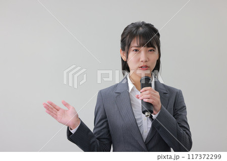 現場の状況を伝えるレポーター女性_1 117372299