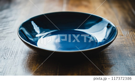 木製テーブルの上に乗った濃い青色の大皿和食器をリアルに描いたAI生成画像 117372386