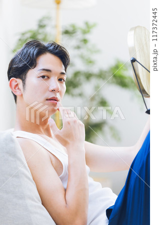 若い男性のメイクイメージ 117372445