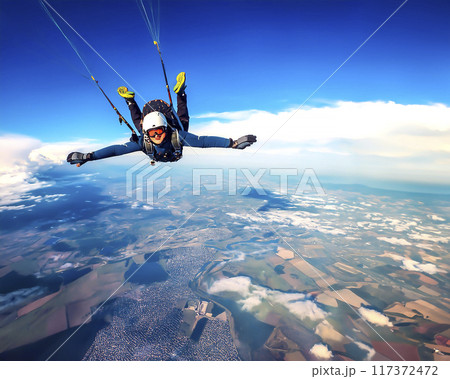 スカイダイビングのイメージ素材 117372472