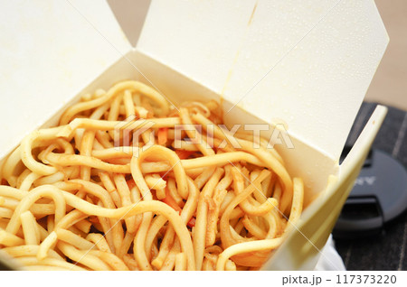 ドイツで食べたアジアの伝統的な焼きそば 117373220